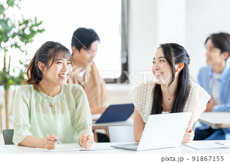 女子大生　大学　教室 91867155