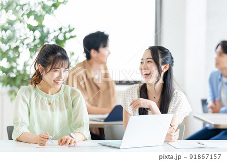 女子大生 大学 教室 女子大生 大学 教室 91867157