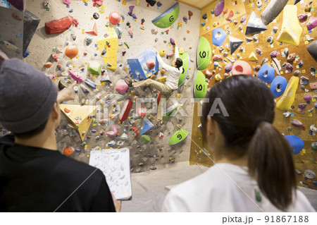 ボルダリングイメージ 課題用紙を確認する男女 ボルダリングイメージ 課題用紙を確認する男女 91867188