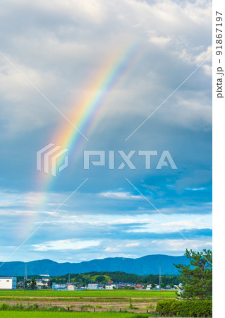 雨上がりの空に浮かぶ美しい虹 91867197