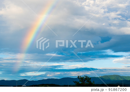 雨上がりの空に浮かぶ美しい虹 91867200