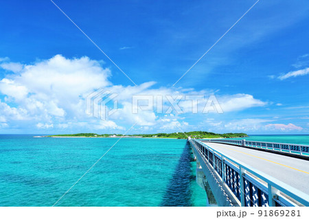 沖縄　池間大橋からの青空と海 91869281