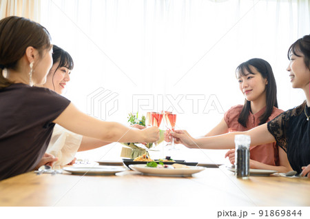 家やレストランでの女子会の様子 91869844