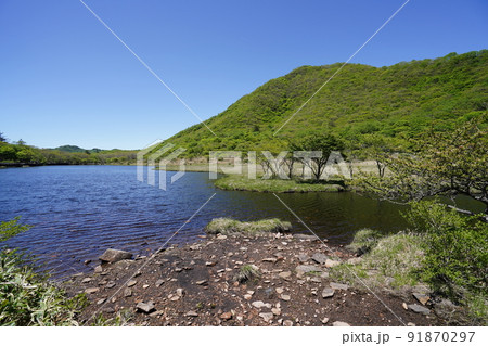 群馬県　初夏の赤城山　覚満渕の東の岸辺から覚満渕を見る　　2022年6月4日 91870297