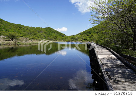 群馬県　初夏の赤城山　覚満渕の西側の入り口付近から見る覚満淵　　2022年6月4日 91870319