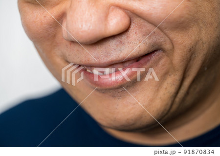 不敵な笑いを浮かべる男性 不敵な笑いを浮かべる男性 91870834