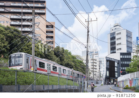 西郷山通りと東急東横線　東京都目黒区 91871250