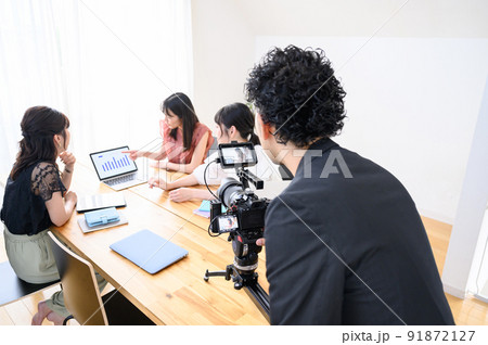 動画撮影をする様子 91872127