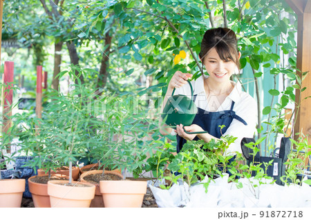 ガーデニングをする若い女性 撮影協力:三富今昔村 ガーデニングをする若い女性 撮影協力:三富今昔村 91872718