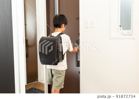 玄関のドアをあける小学生 91872734