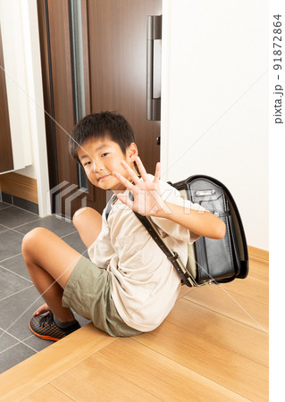 登校する小学生 91872864