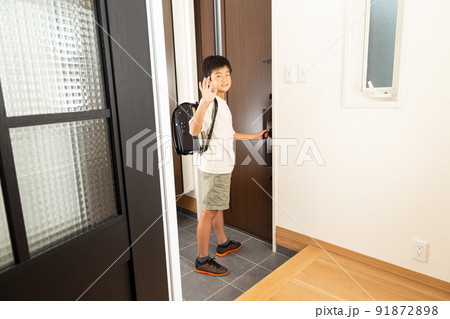 通学する小学生 91872898