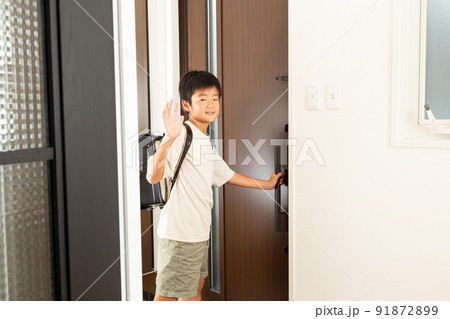 玄関で靴を履く小学生 91872899