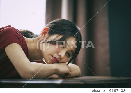 女性　落ち込む 91874084