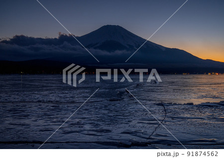 富士山　冬の絶景　氷結の山中湖　マジックアワー 91874562
