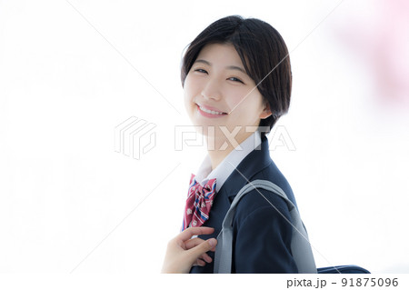 新入学 ブレザーを着ている女子高校生のポートレート 新入学 ブレザーを着ている女子高校生のポートレート 91875096