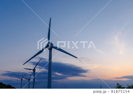 日没後の夕焼けと風力発電　久居榊原風力発電施設 91875154