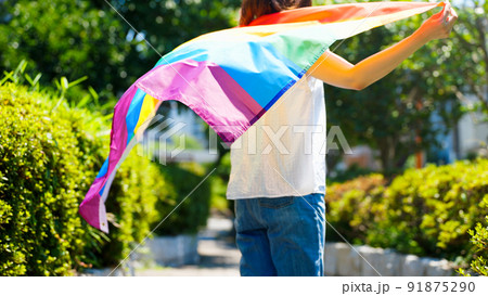 虹の旗を振る女性　LGBTイメージ 91875290