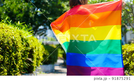 虹の旗を振る女性　LGBTイメージ 91875291
