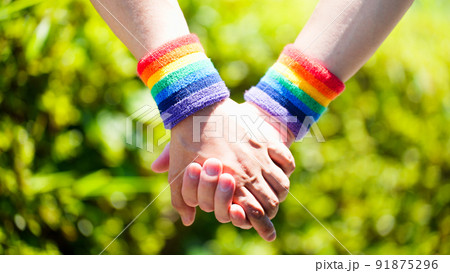 手をつなぐ男性カップル　LGBTイメージ 91875296