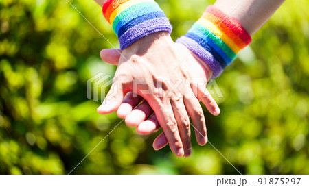 手をつなぐ男性カップル　LGBTイメージ 91875297
