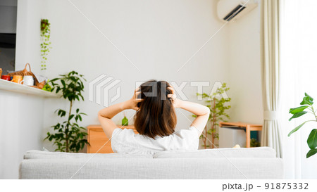 頭をかかえる女性の後ろ姿 頭をかかえる女性の後ろ姿 91875332