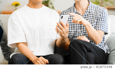 仲良く話し合う男性カップル LGBTイメージ 仲良く話し合う男性カップル LGBTイメージ 91875348