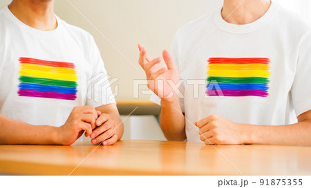 仲良く話し合う男性カップル　LGBTイメージ 91875355