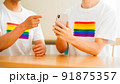 仲良く話し合う男性カップル　LGBTイメージ 91875357