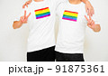 肩を組む男性カップル　LGBTイメージ 91875361