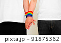 手をつなぐ男性カップル　LGBTイメージ 91875362