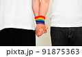 手をつなぐ男性カップル　LGBTイメージ 91875363