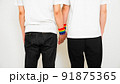 手をつなぐ男性カップル　LGBTイメージ 91875365