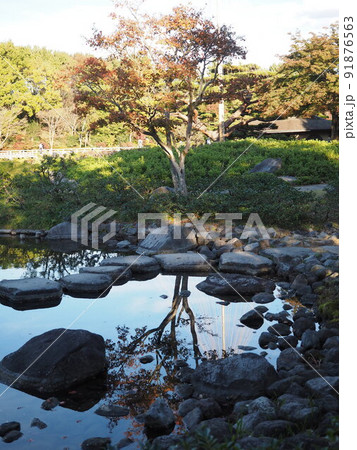 リフレクションが美しい紅葉の景色 リフレクションが美しい紅葉の景色 91876563