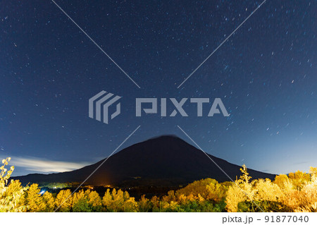 綺麗な星空と羊蹄山 91877040