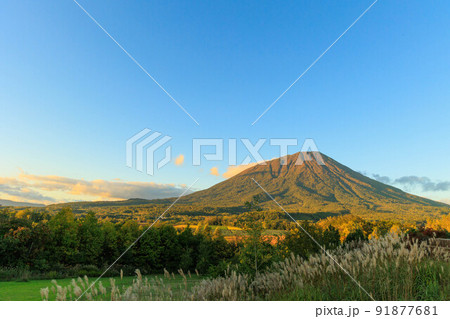 秋が訪れた夕日に染まる羊蹄山 秋が訪れた夕日に染まる羊蹄山 91877681