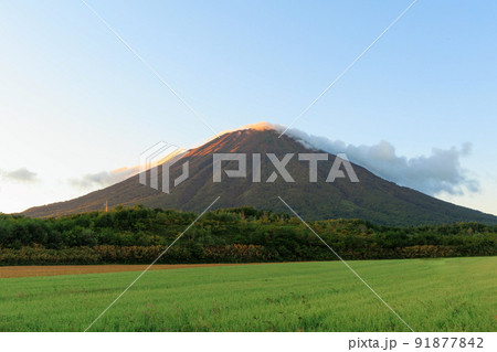 秋が訪れた夕日に染まる羊蹄山 秋が訪れた夕日に染まる羊蹄山 91877842