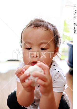 幼児の粘土遊び 91877847