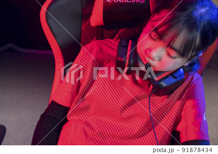 eスポーツイメージ　ゲーム中、疲れて眠る女の子 91878434