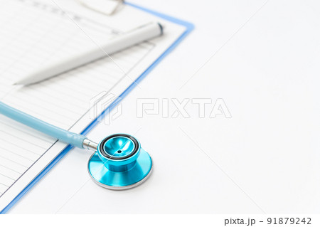 医療と聴診器と問診票でコピースペース有り 医療と聴診器と問診票でコピースペース有り 91879242