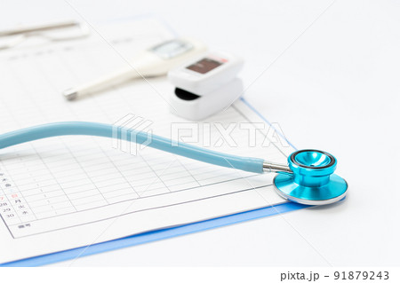 聴診器と体温計とパルスオキシメーターで検査値を記録 91879243