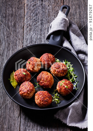 Jauhelihapihvit, finnish beef meatballs, top view 91879267