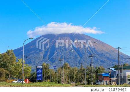 秋が訪れた羊蹄山 91879462