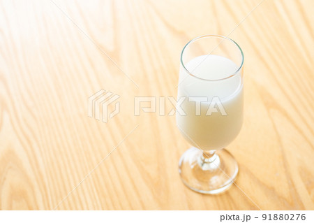 グラスに入った乳酸飲料　写真素材 91880276