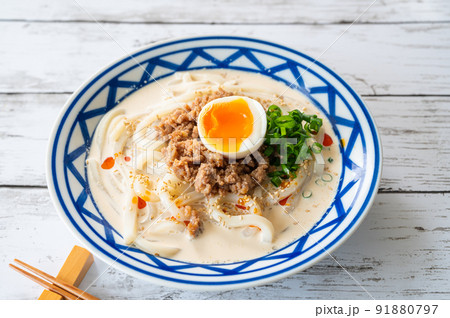 冷たいクリーミーな肉味噌うどん 91880797