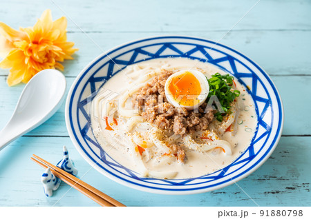 冷たいクリーミーな肉味噌うどん 91880798