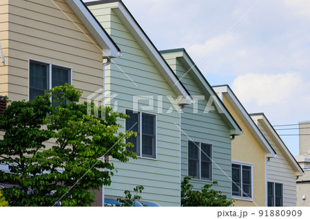 連なる同形の戸建住宅の窓と屋根 連なる同形の戸建住宅の窓と屋根 91880909