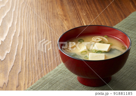 和風なバック素材を使ったテーブルイメージの味噌汁 91881185