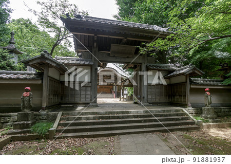 真言宗豊山派の寺院である海珠山徳満寺の山門 91881937
