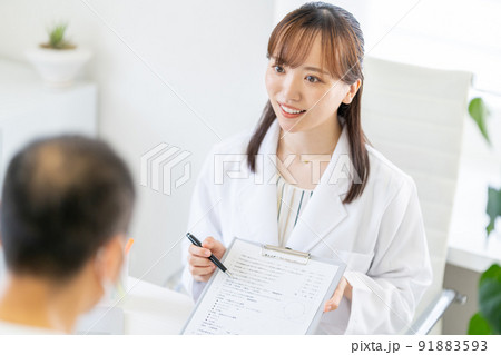 薄毛治療カウンセリング　白衣 91883593